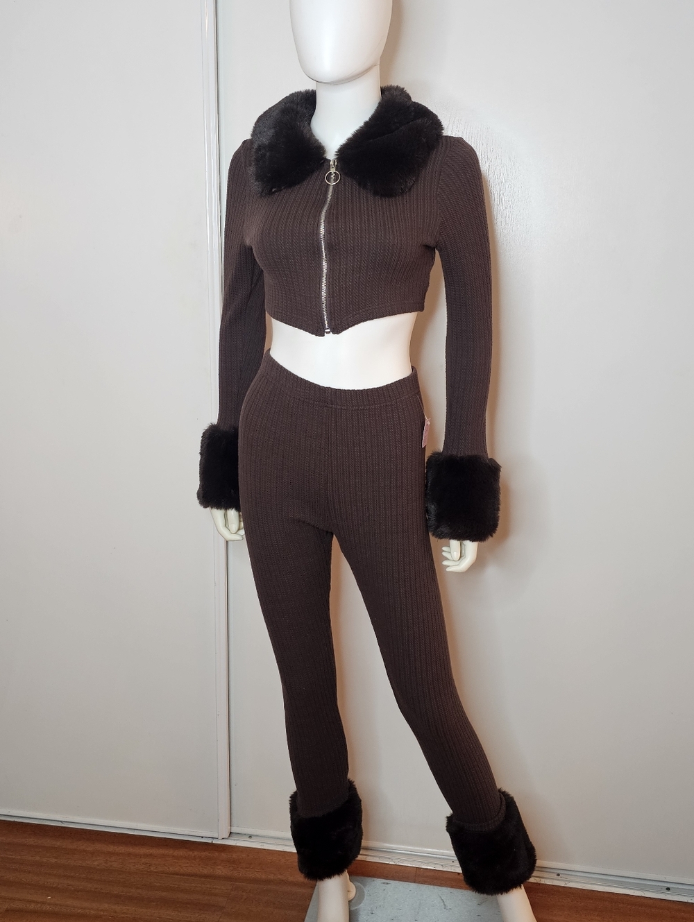 Faux-Fur Trim Ribbed Knit Crop Jacket & Pants Set in Dark Brown Size M